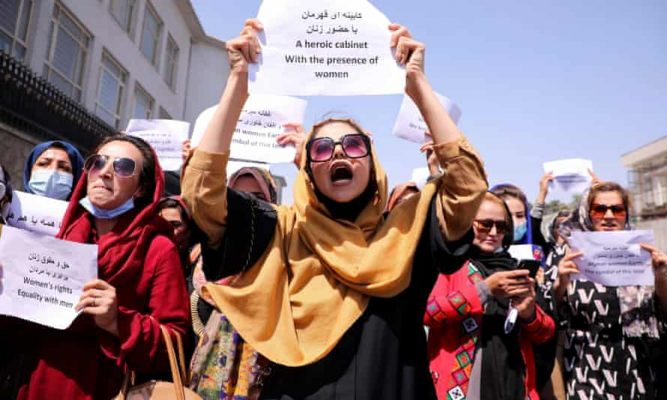 Afghanistan: le restrizioni imposte alle donne dai talebani